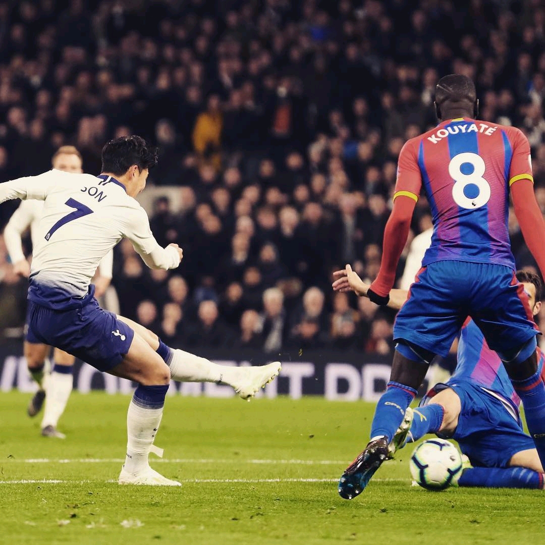 特里皮尔代表纽卡向IVE成员赠送专属球衣，后者为开球嘉宾.